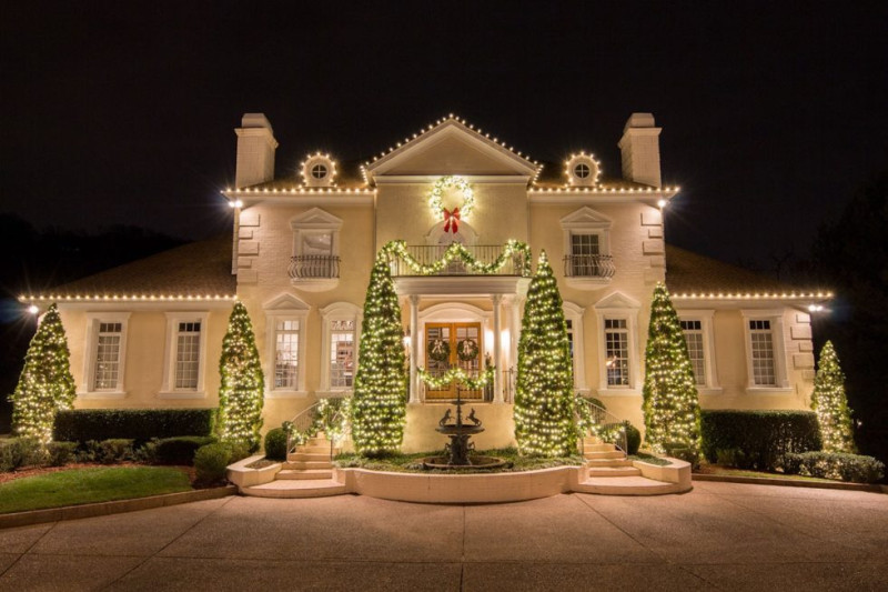 Schedule Your Holiday Lighting Entryway